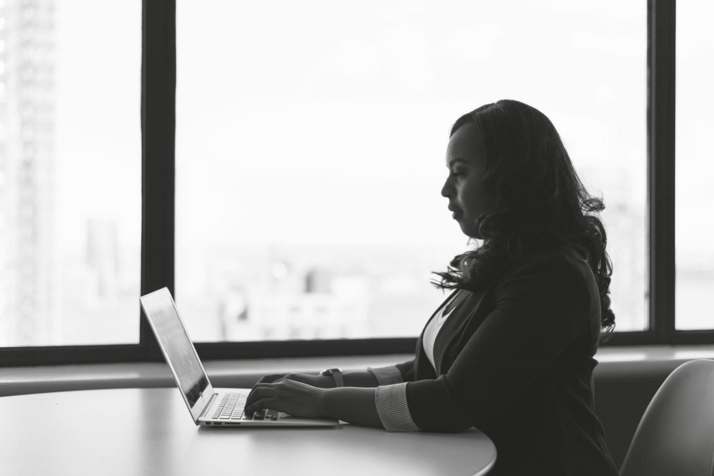 Consultation financière personnalisée dans un bureau moderne