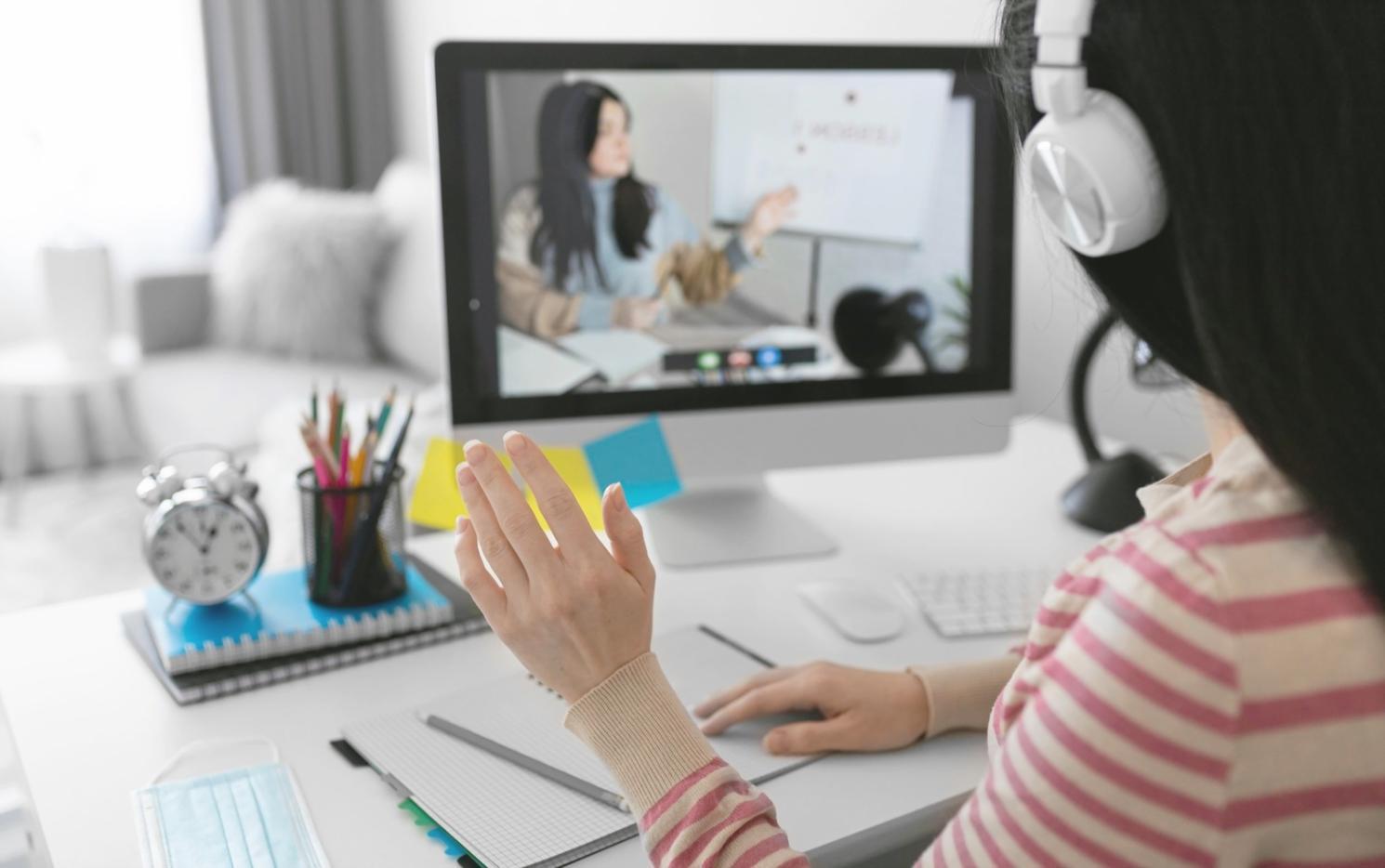 Espace de travail organisé avec documents financiers et ordinateur portable lors d'une consultation professionnelle